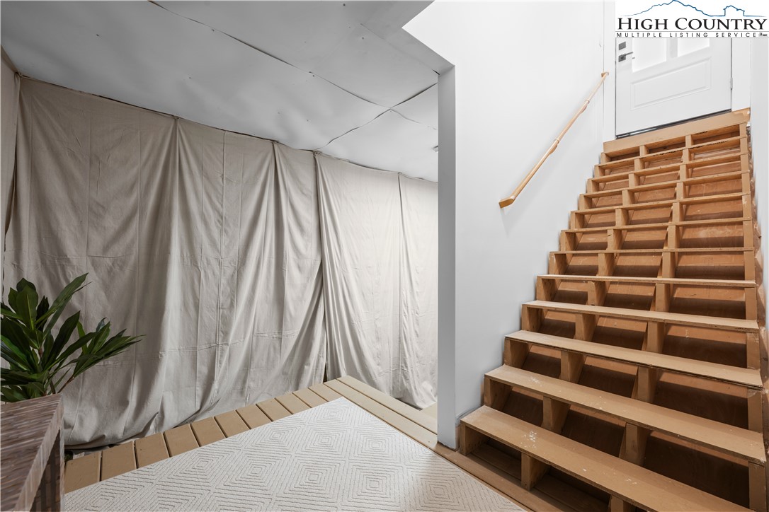 Boone, North Carolina 28607, United States, 3 Bedrooms Bedrooms, ,5 BathroomsBathrooms,Residential,Active,231892