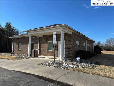 Photo of 527 West Park Circle, North Wilkesboro, NC 28659 (MLS # 260048)