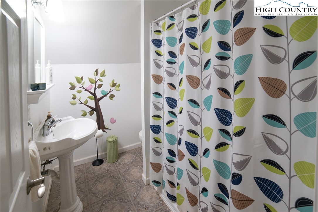 Linville, North Carolina 28646, United States, 4 Bedrooms Bedrooms, ,3 BathroomsBathrooms,Residential,Active,181576