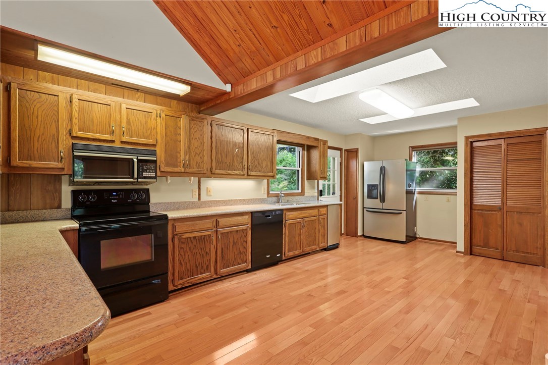 Boone, North Carolina 28607, United States, 3 Bedrooms Bedrooms, ,4 BathroomsBathrooms,Residential,Pending,197737