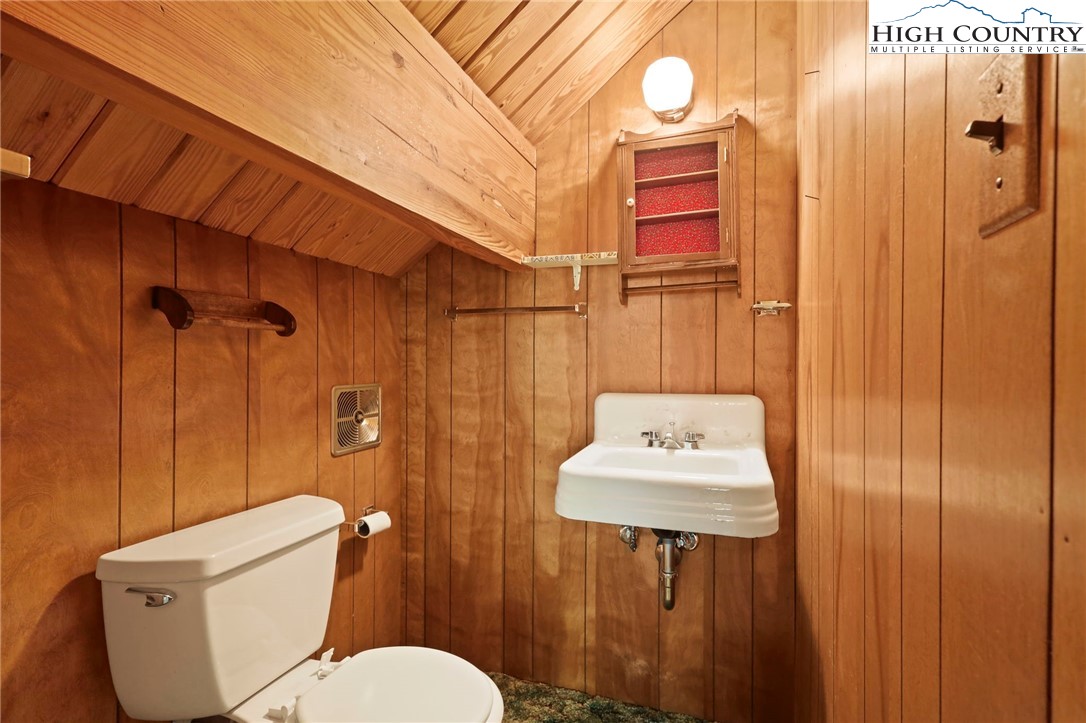 Boone, North Carolina 28607, United States, 3 Bedrooms Bedrooms, ,4 BathroomsBathrooms,Residential,Pending,197737