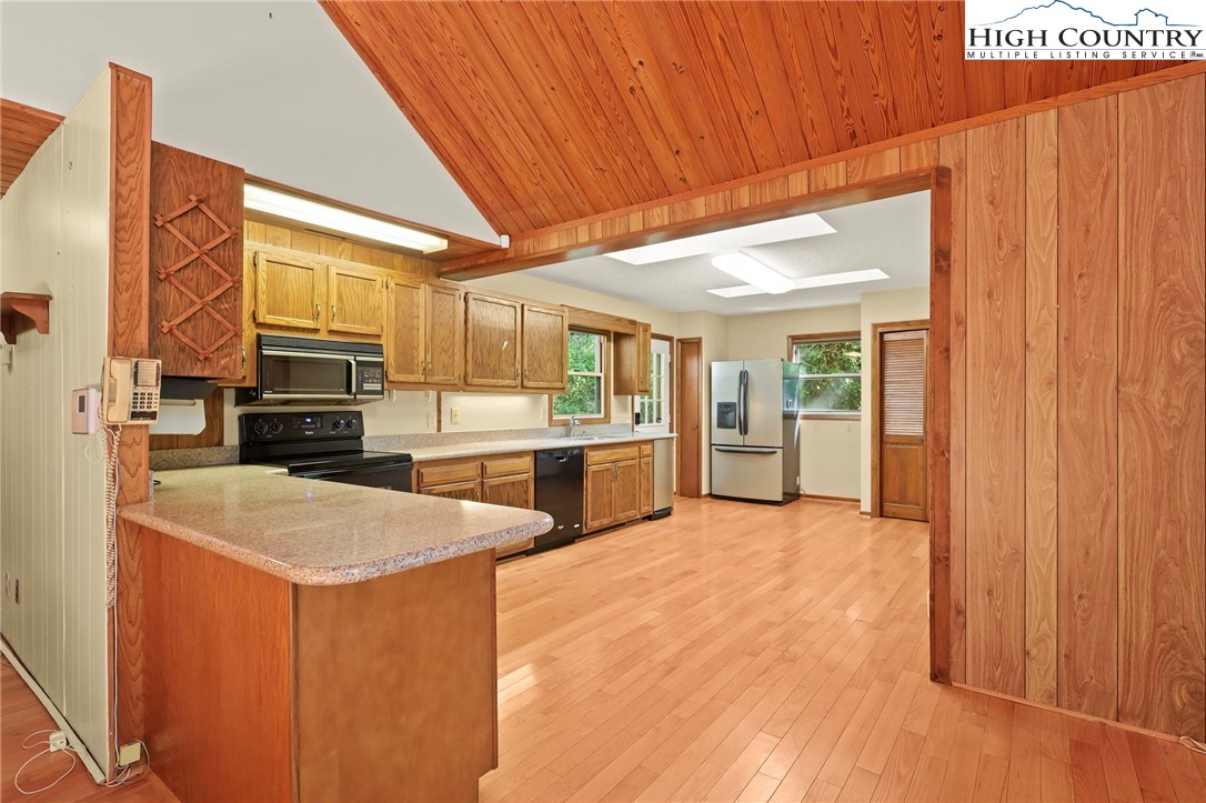 Boone, North Carolina 28607, United States, 3 Bedrooms Bedrooms, ,4 BathroomsBathrooms,Residential,Pending,197737