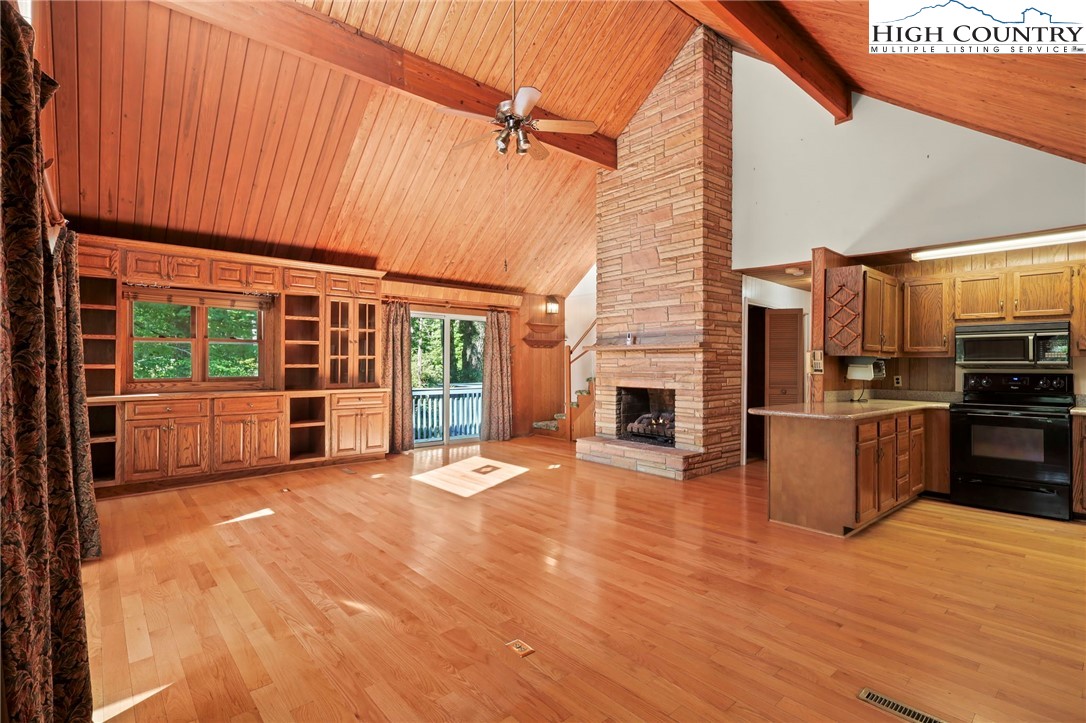 Boone, North Carolina 28607, United States, 3 Bedrooms Bedrooms, ,4 BathroomsBathrooms,Residential,Pending,197737