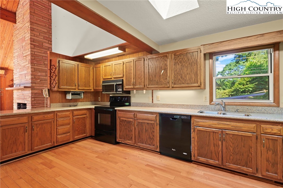 Boone, North Carolina 28607, United States, 3 Bedrooms Bedrooms, ,4 BathroomsBathrooms,Residential,Pending,197737