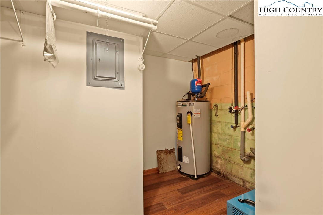 Boone, North Carolina 28607, United States, 3 Bedrooms Bedrooms, ,4 BathroomsBathrooms,Residential,Pending,197737