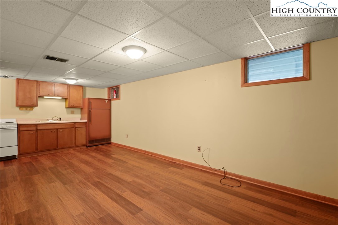 Boone, North Carolina 28607, United States, 3 Bedrooms Bedrooms, ,4 BathroomsBathrooms,Residential,Pending,197737