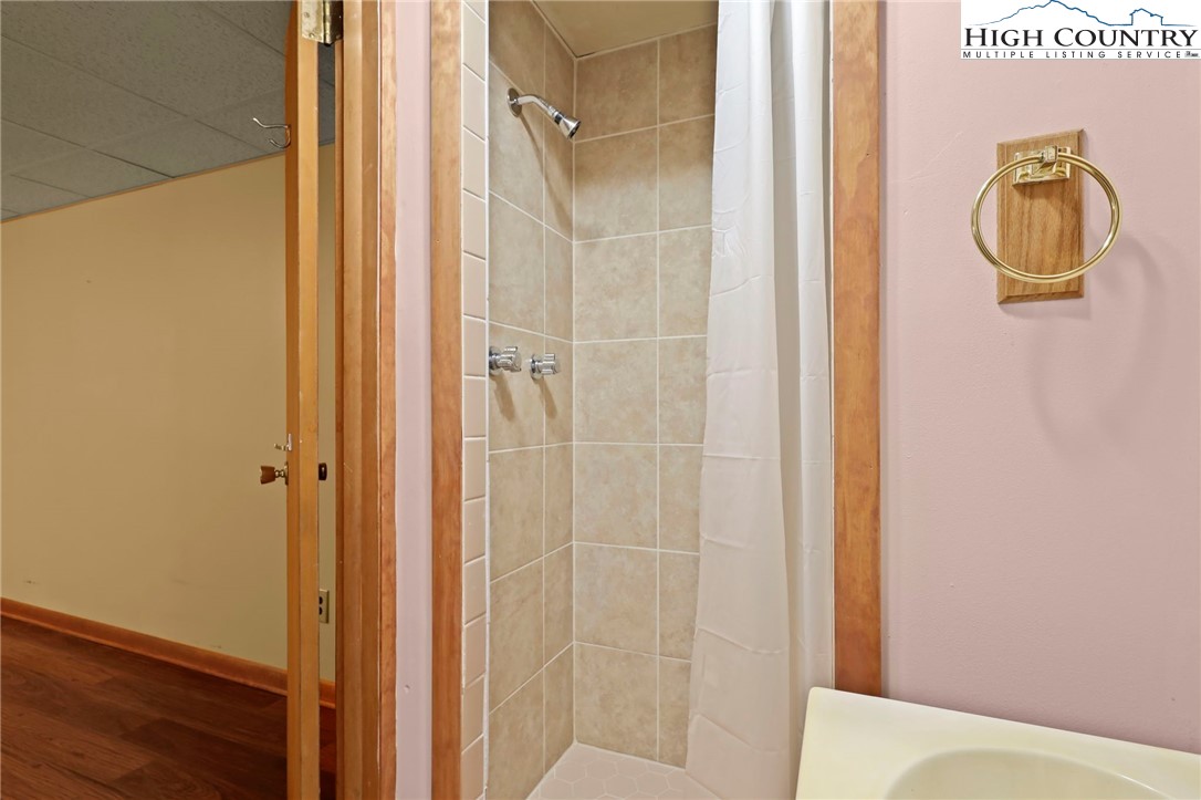 Boone, North Carolina 28607, United States, 3 Bedrooms Bedrooms, ,4 BathroomsBathrooms,Residential,Pending,197737