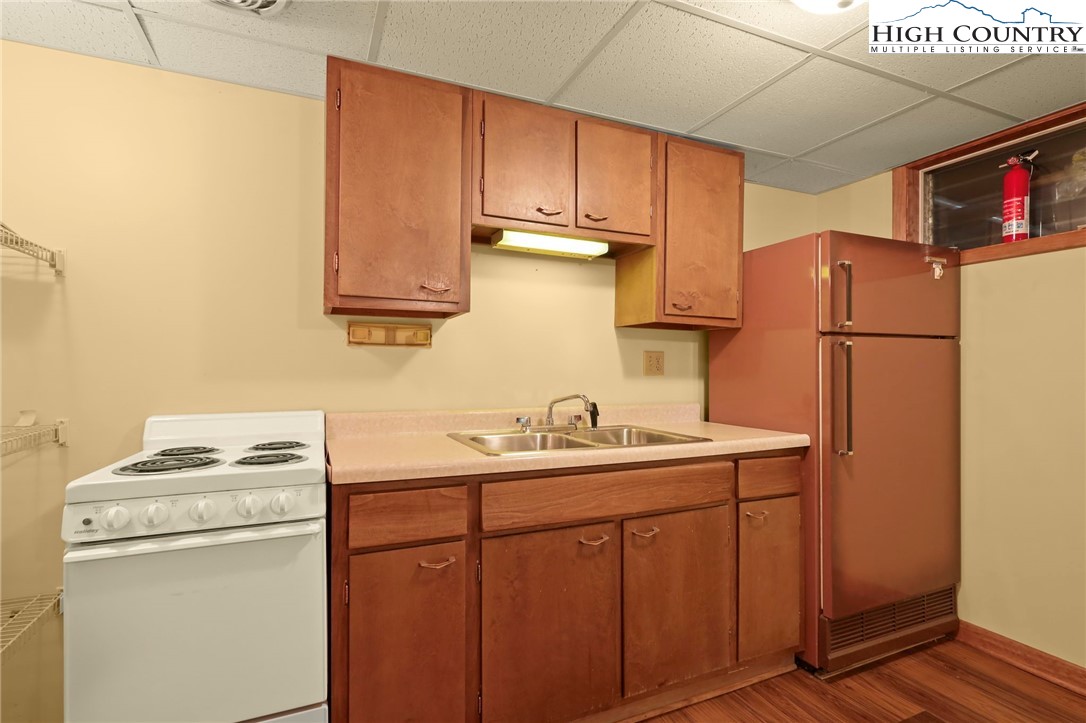 Boone, North Carolina 28607, United States, 3 Bedrooms Bedrooms, ,4 BathroomsBathrooms,Residential,Pending,197737