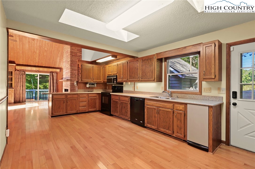 Boone, North Carolina 28607, United States, 3 Bedrooms Bedrooms, ,4 BathroomsBathrooms,Residential,Pending,197737