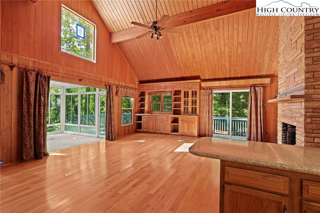 Boone, North Carolina 28607, United States, 3 Bedrooms Bedrooms, ,4 BathroomsBathrooms,Residential,Pending,197737