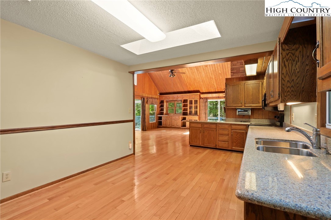 Boone, North Carolina 28607, United States, 3 Bedrooms Bedrooms, ,4 BathroomsBathrooms,Residential,Pending,197737