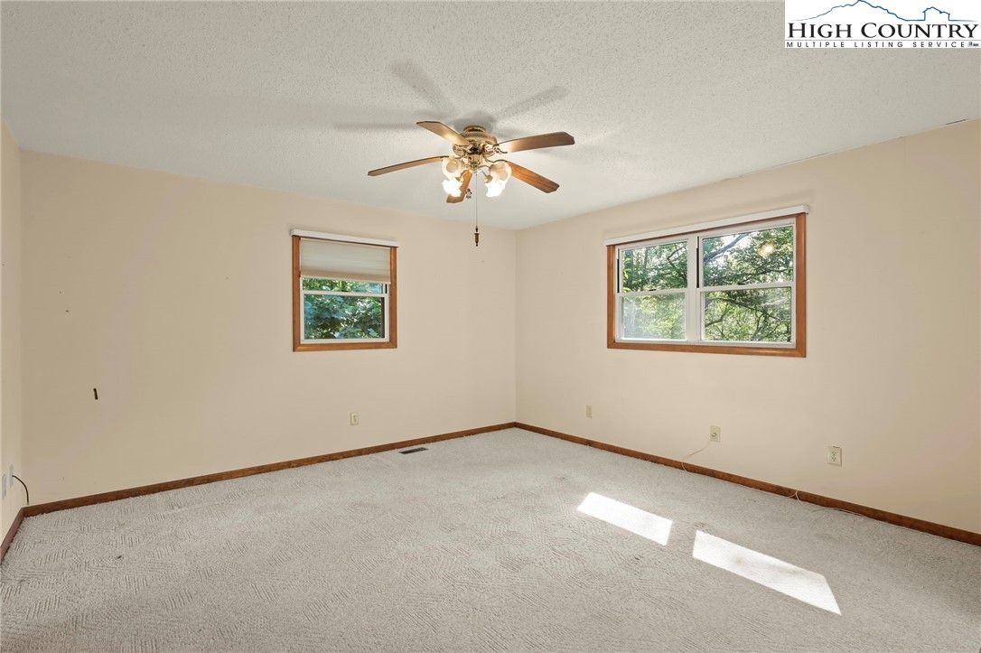 Boone, North Carolina 28607, United States, 3 Bedrooms Bedrooms, ,4 BathroomsBathrooms,Residential,Pending,197737