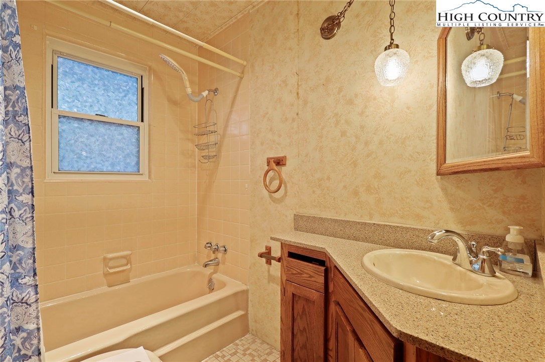 Boone, North Carolina 28607, United States, 3 Bedrooms Bedrooms, ,4 BathroomsBathrooms,Residential,Pending,197737