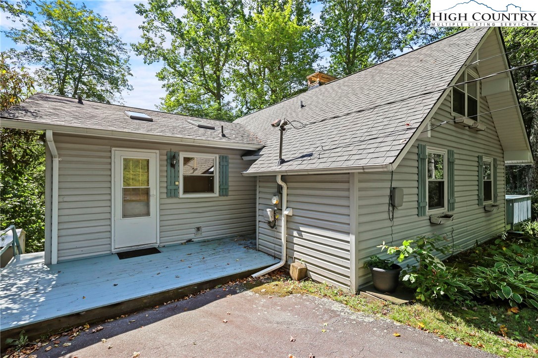 Boone, North Carolina 28607, United States, 3 Bedrooms Bedrooms, ,4 BathroomsBathrooms,Residential,Pending,197737