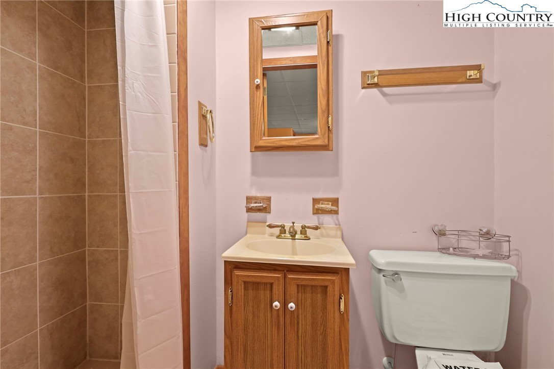 Boone, North Carolina 28607, United States, 3 Bedrooms Bedrooms, ,4 BathroomsBathrooms,Residential,Pending,197737