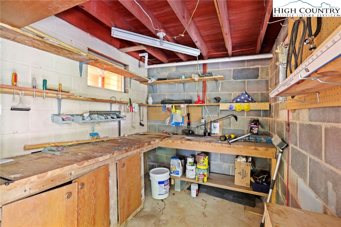 Boone, North Carolina 28607, United States, 3 Bedrooms Bedrooms, ,4 BathroomsBathrooms,Residential,Pending,197737