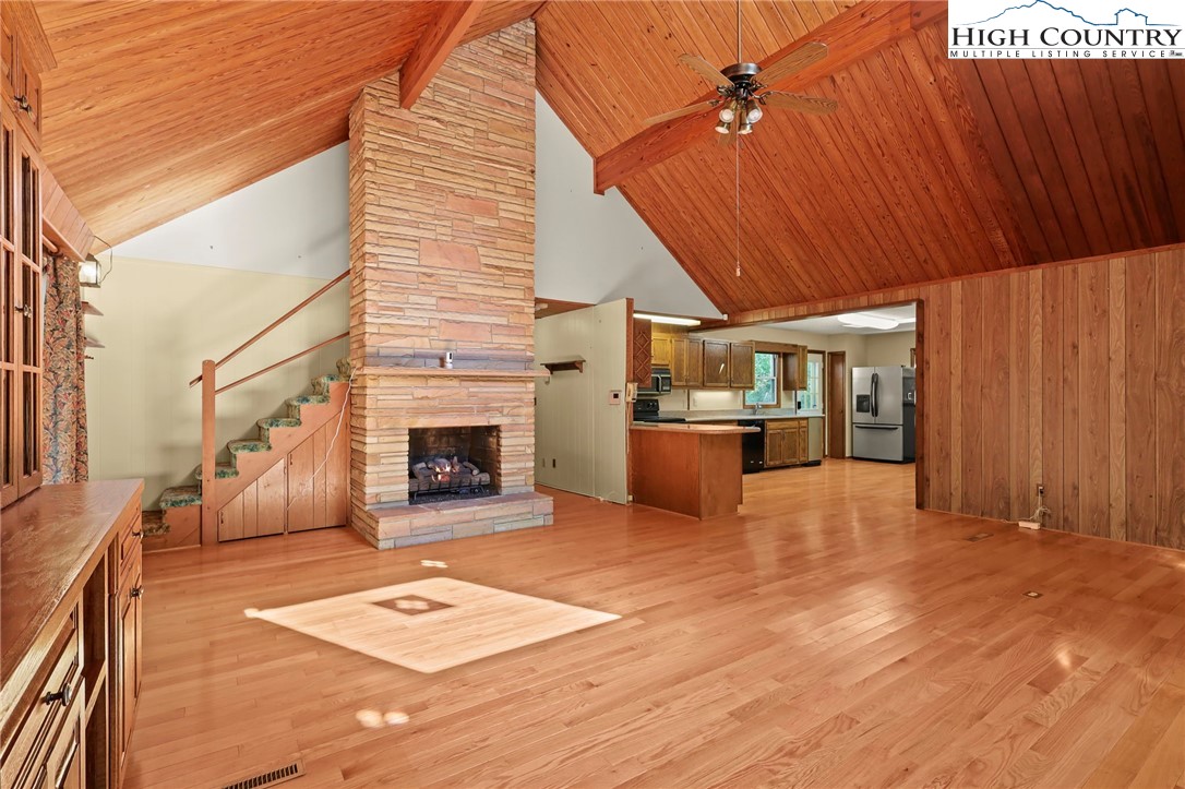 Boone, North Carolina 28607, United States, 3 Bedrooms Bedrooms, ,4 BathroomsBathrooms,Residential,Pending,197737