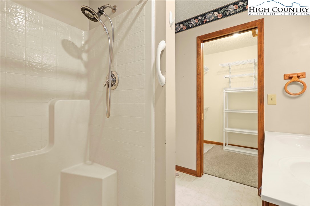 Boone, North Carolina 28607, United States, 3 Bedrooms Bedrooms, ,4 BathroomsBathrooms,Residential,Pending,197737