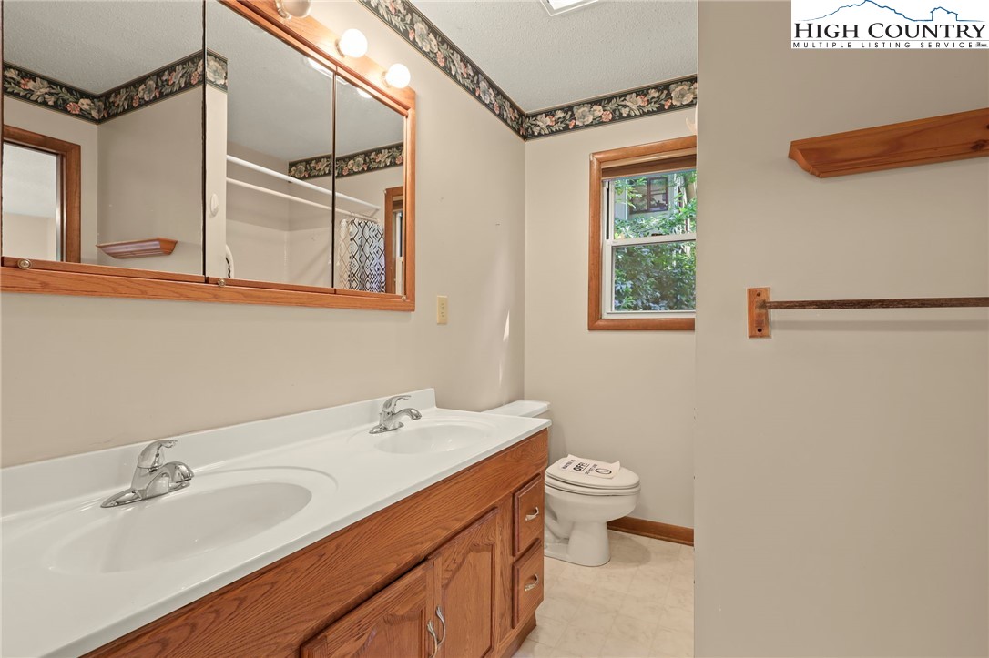 Boone, North Carolina 28607, United States, 3 Bedrooms Bedrooms, ,4 BathroomsBathrooms,Residential,Pending,197737