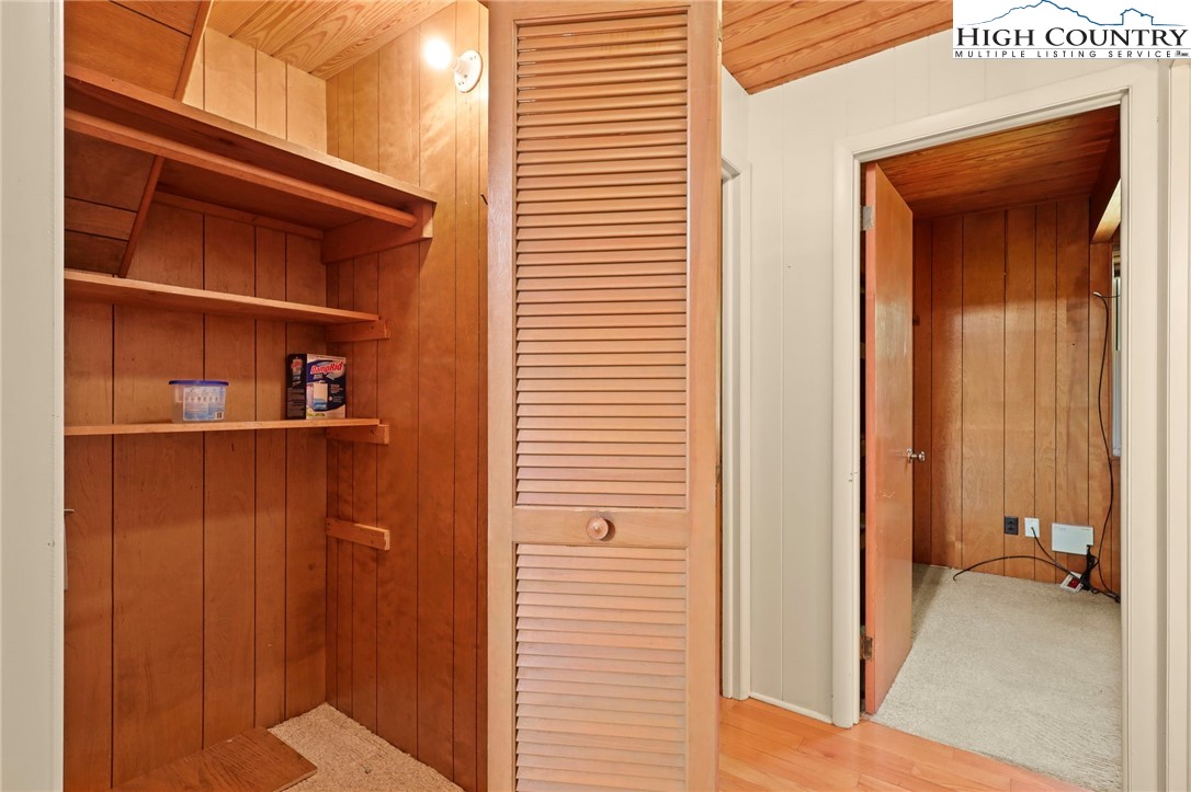 Boone, North Carolina 28607, United States, 3 Bedrooms Bedrooms, ,4 BathroomsBathrooms,Residential,Pending,197737