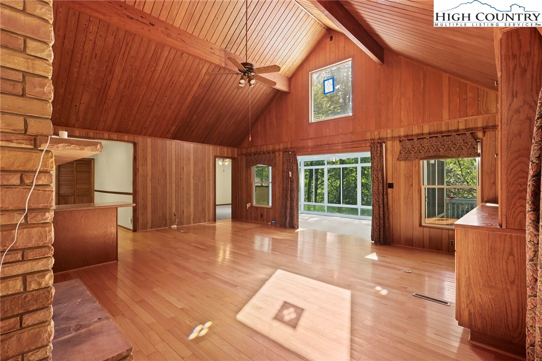 Boone, North Carolina 28607, United States, 3 Bedrooms Bedrooms, ,4 BathroomsBathrooms,Residential,Pending,197737