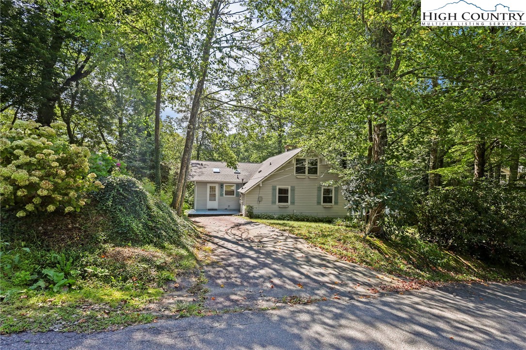 Boone, North Carolina 28607, United States, 3 Bedrooms Bedrooms, ,4 BathroomsBathrooms,Residential,Pending,197737