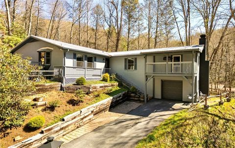 Photo of 913 Winterberry Trail, Boone, NC 28607 (MLS # 261039)