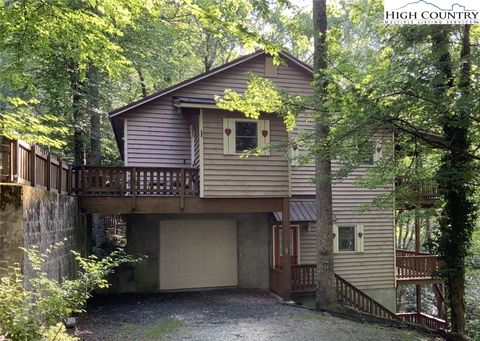 Photo of 136 Hemlock Road, Banner Elk, NC 28604 (MLS # 256426) Photo of 136 Hemlock Road, Banner Elk, NC 28604 (MLS # 256426)