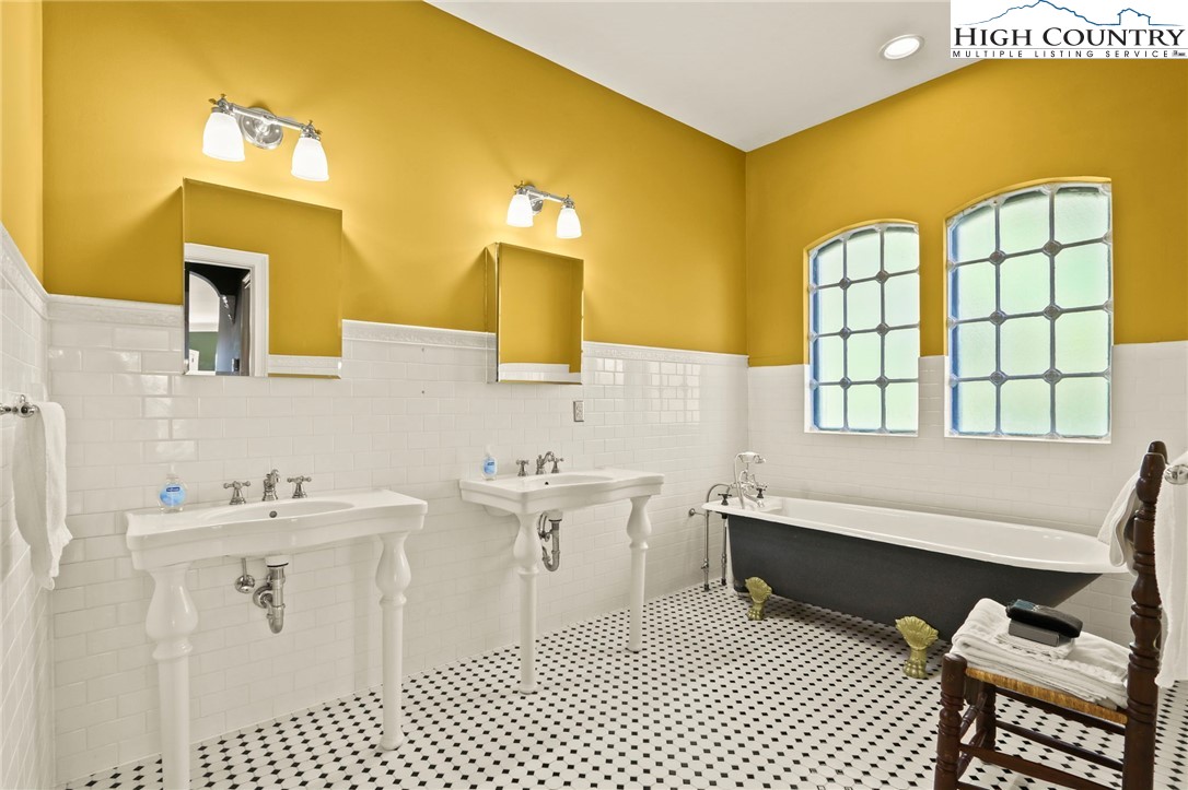 Banner Elk, North Carolina 28604, United States, 6 Bedrooms Bedrooms, ,6 BathroomsBathrooms,Residential,Active,247565