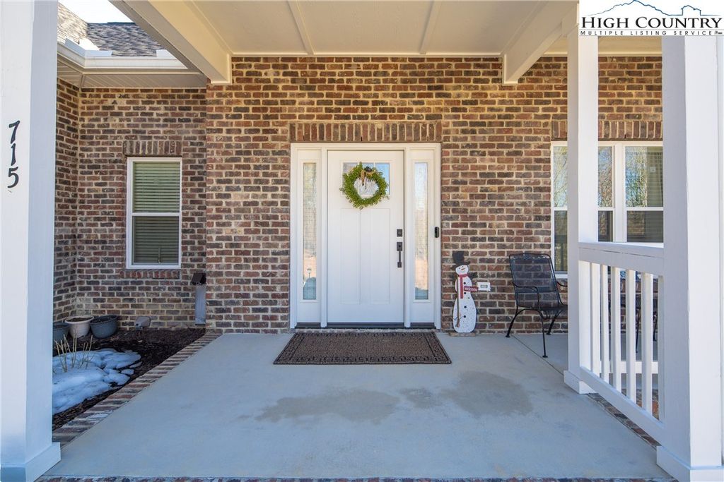 Photo of 715 SE Chatsworth Circle, Lenoir, NC 28645 (MLS # 260037)