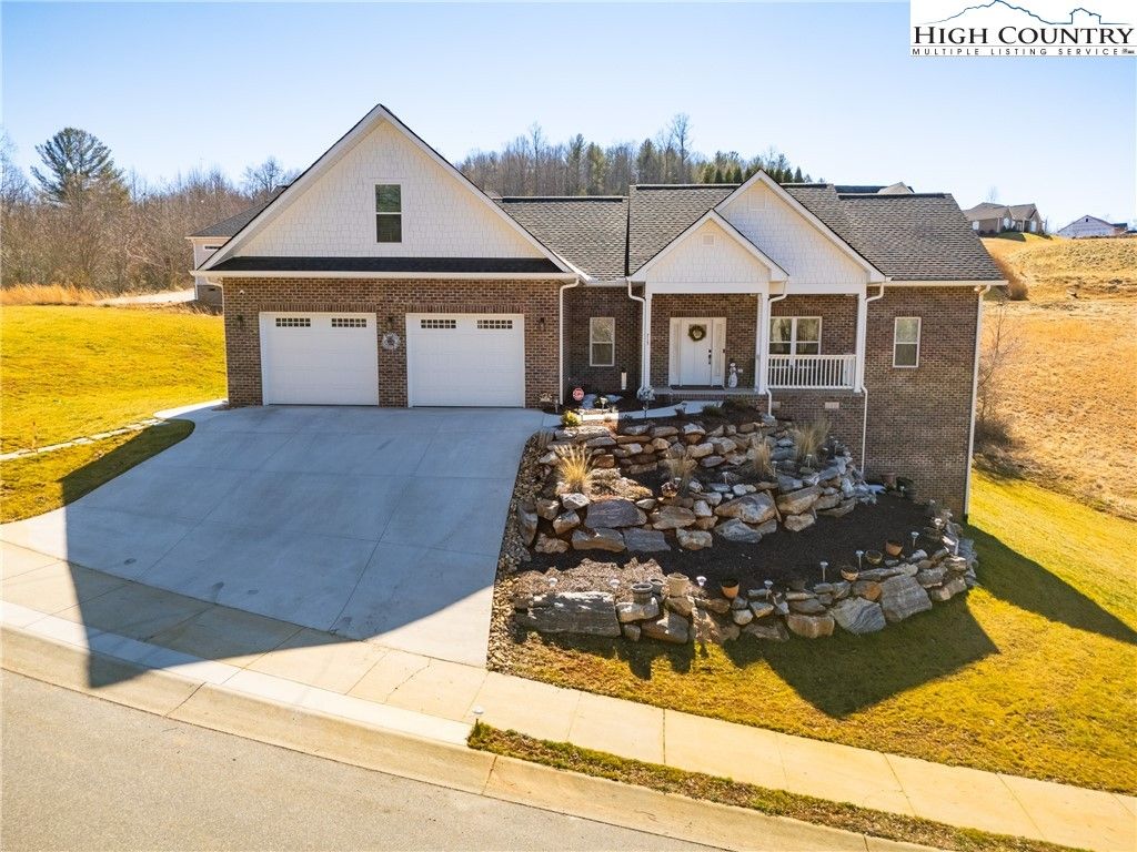 Photo of 715 SE Chatsworth Circle, Lenoir, NC 28645 (MLS # 260037)
