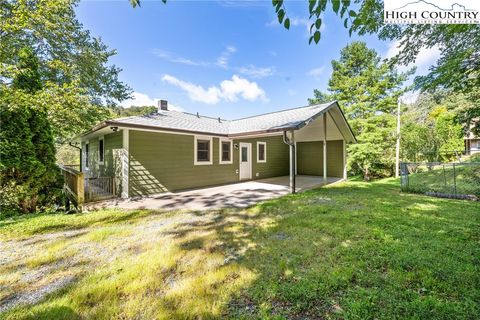 Photo of 205 Fox Run Ridge, Blowing Rock, NC 28605 (MLS # 258083)
