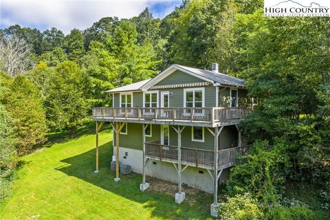 Photo of 205 Fox Run Ridge, Blowing Rock, NC 28605 (MLS # 258083)