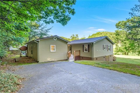 Photo of 409 Ellis Road, West Jefferson, NC 28694 (MLS # 262301)