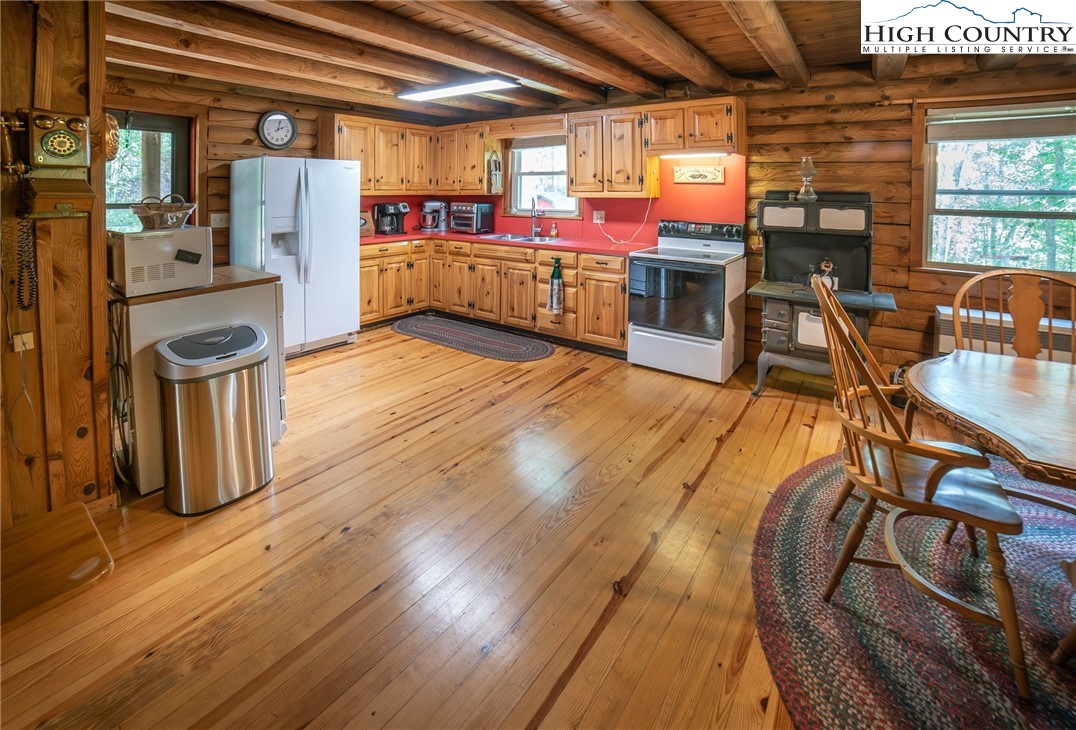 Newland, North Carolina 28657, United States, 4 Bedrooms Bedrooms, ,4 BathroomsBathrooms,Residential,Active,177199