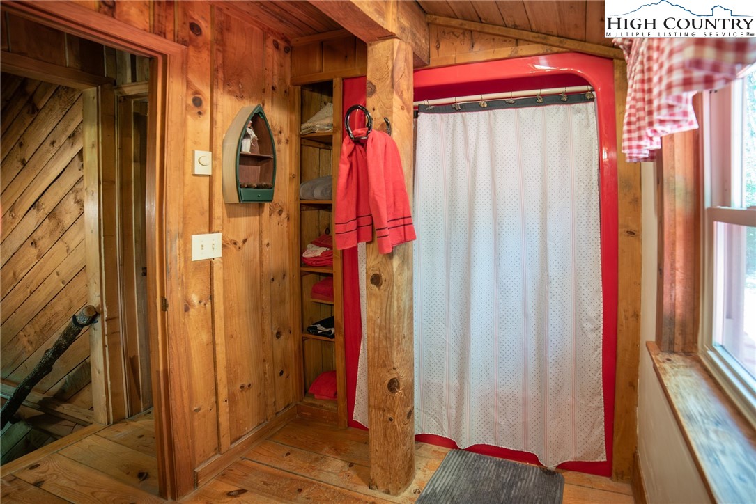 Newland, North Carolina 28657, United States, 4 Bedrooms Bedrooms, ,4 BathroomsBathrooms,Residential,Active,177199