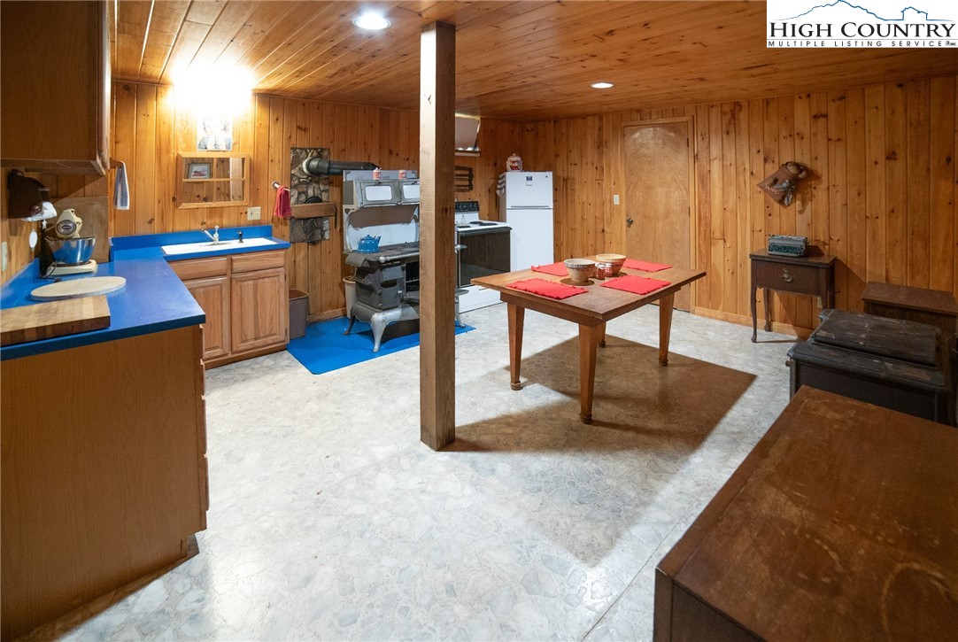 Newland, North Carolina 28657, United States, 4 Bedrooms Bedrooms, ,4 BathroomsBathrooms,Residential,Active,177199