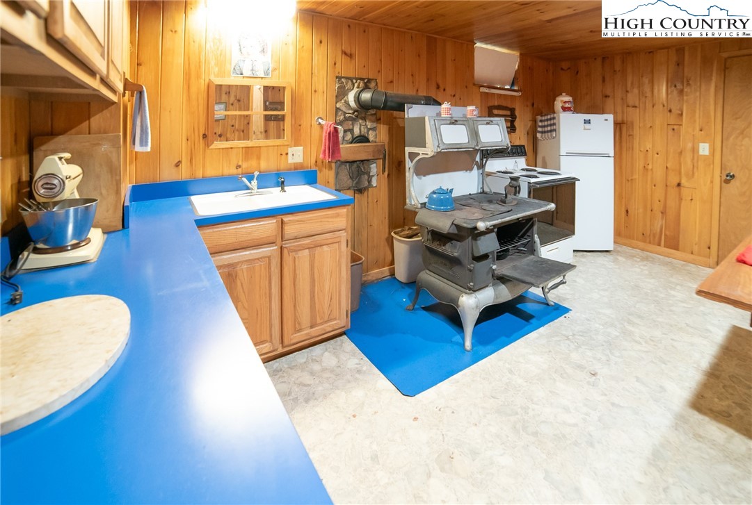 Newland, North Carolina 28657, United States, 4 Bedrooms Bedrooms, ,4 BathroomsBathrooms,Residential,Active,177199