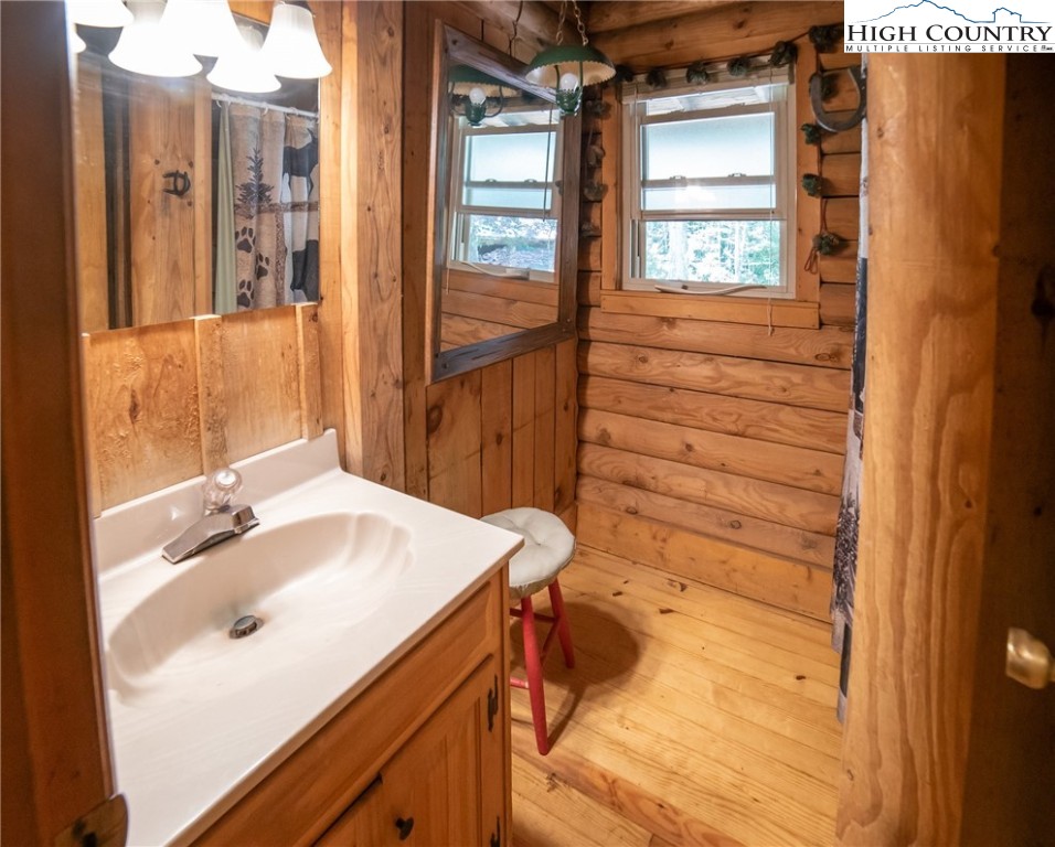 Newland, North Carolina 28657, United States, 4 Bedrooms Bedrooms, ,4 BathroomsBathrooms,Residential,Active,177199