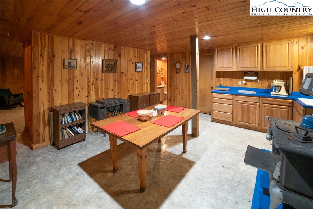 Newland, North Carolina 28657, United States, 4 Bedrooms Bedrooms, ,4 BathroomsBathrooms,Residential,Active,177199