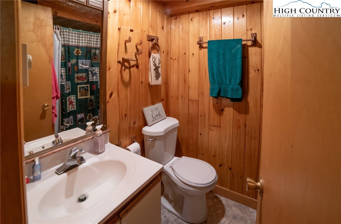 Newland, North Carolina 28657, United States, 4 Bedrooms Bedrooms, ,4 BathroomsBathrooms,Residential,Active,177199