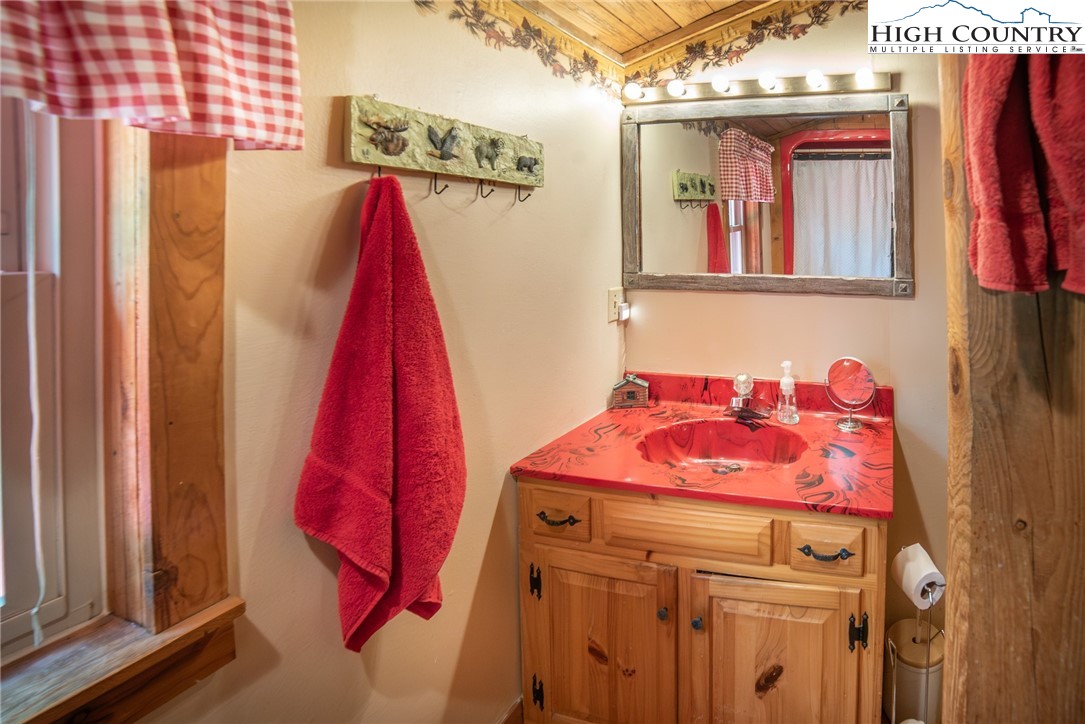 Newland, North Carolina 28657, United States, 4 Bedrooms Bedrooms, ,4 BathroomsBathrooms,Residential,Active,177199