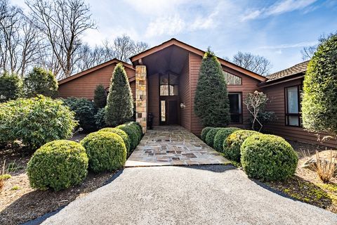 Photo of 1142 Vista Way, Linville, NC 28646 (MLS # 261123)