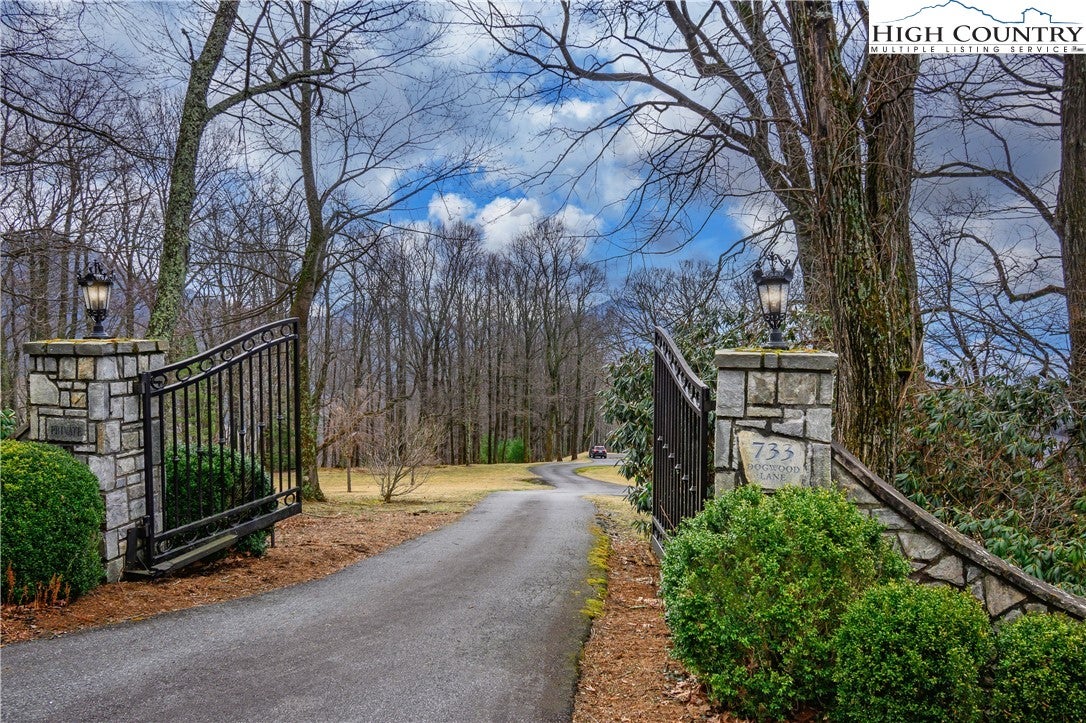733 Dogwood Lane