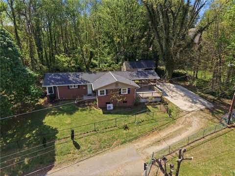 Photo of 409 NE Walnut Place, Lenoir, NC 28645 (MLS # 261253)
