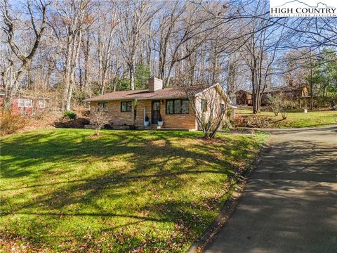 Photo of 160 W Grandview Heights, Boone, NC 28607 (MLS # 259087)