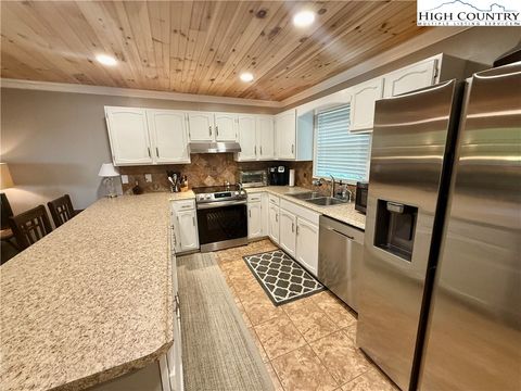 Photo of 174 Grouse Moor Drive #2, Sugar Mountain, NC 28604 (MLS # 256436)