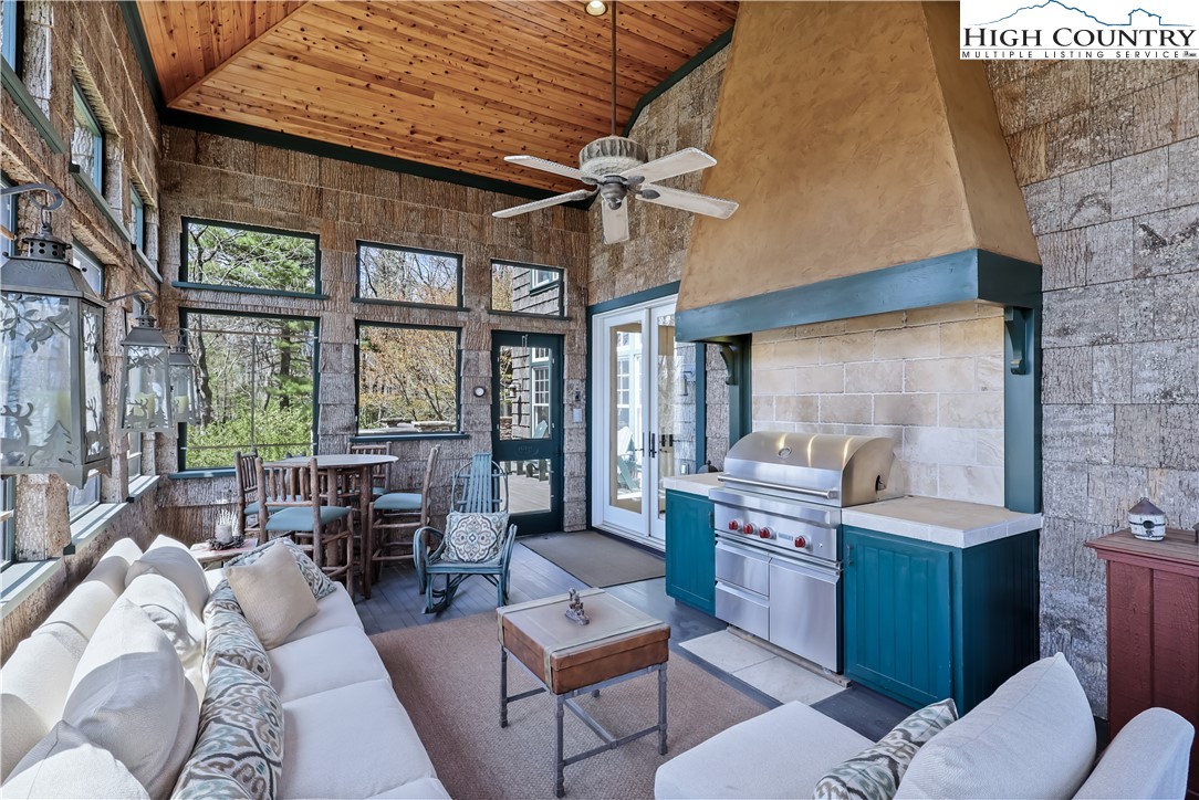 Blowing Rock, North Carolina 28605, United States, 5 Bedrooms Bedrooms, ,7 BathroomsBathrooms,Residential,Active,130011