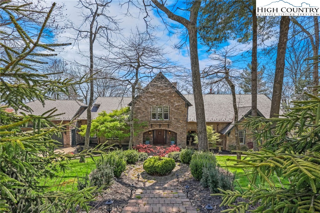 Blowing Rock, North Carolina 28605, United States, 5 Bedrooms Bedrooms, ,7 BathroomsBathrooms,Residential,Active,130011