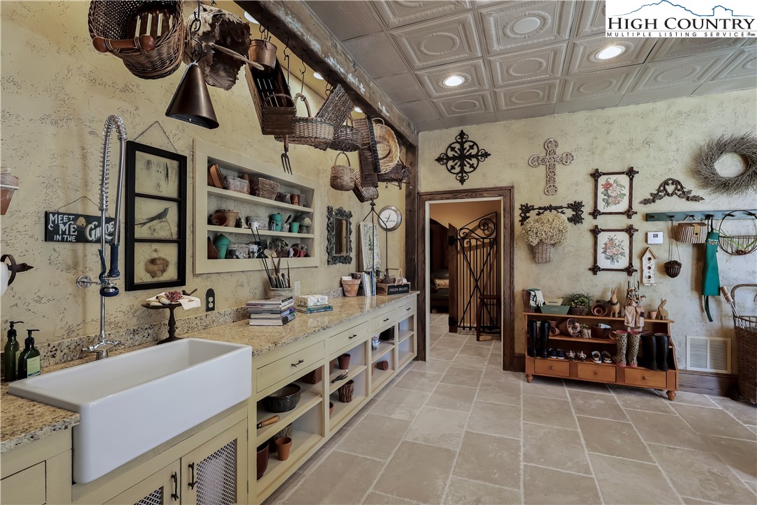 Blowing Rock, North Carolina 28605, United States, 5 Bedrooms Bedrooms, ,7 BathroomsBathrooms,Residential,Active,130011